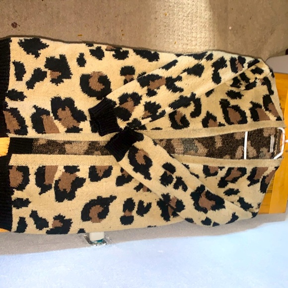 BEAUTIFUL OPEN SWEATER CHEETA PRINT SO NICE SIDE LARGE ALSO FITS MEDIUM - Picture 1 of 1
